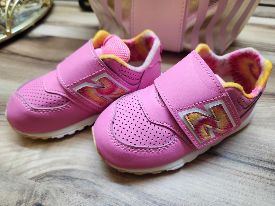 Детски спортни сникърси New balance, от еко кожа.Чисто нови са.