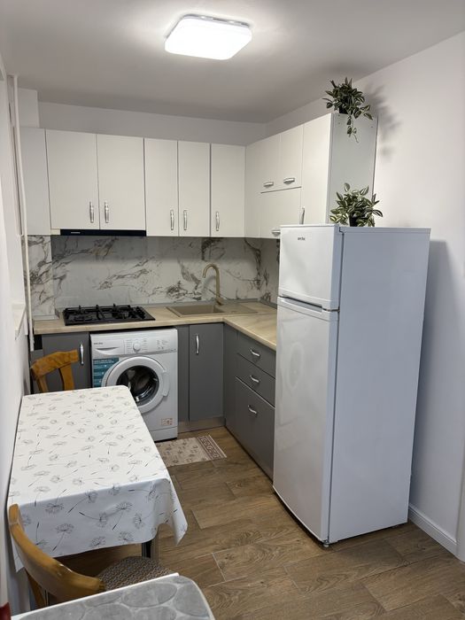 Inchiriez apartament cu 2 camere decomandat