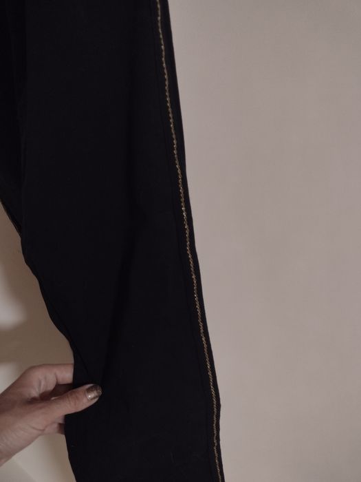 Pantaloni tip chino cu fir auriu