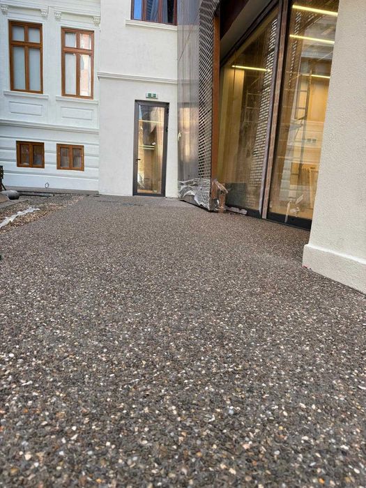 Pardoseli din beton amprentat dezactivat periat si elicopterizat