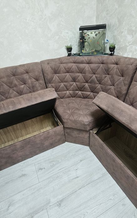 Продаётся диван уголок в отличном состояние.