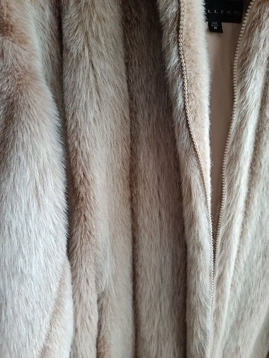 Палто с косъм бежово