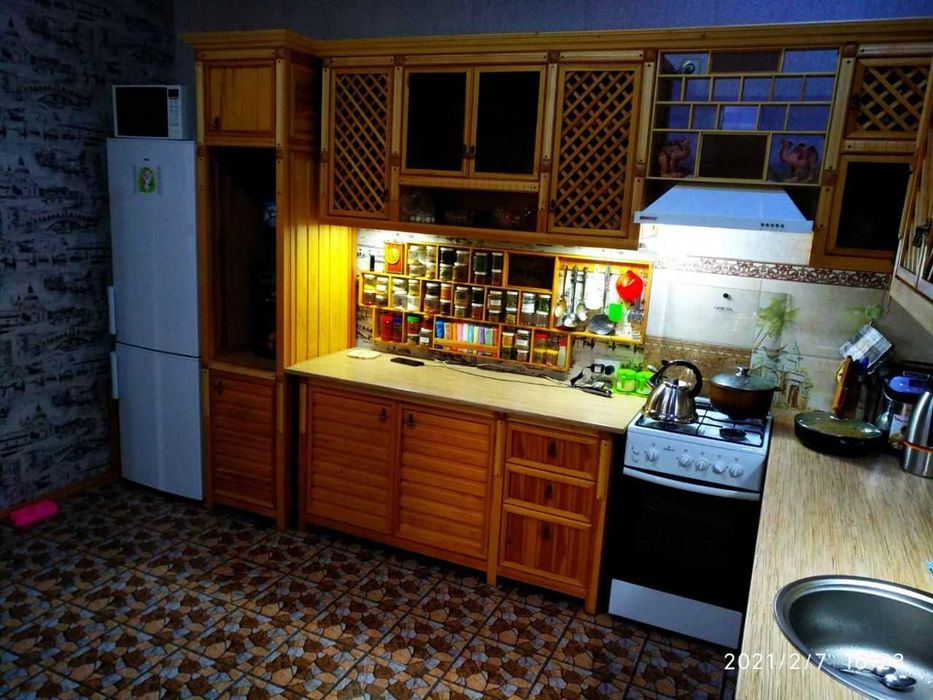 кухня из натурального дерева в полном сборе еденичном экземпляре