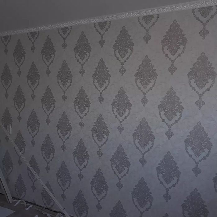 Поклейка обоев и галтели.