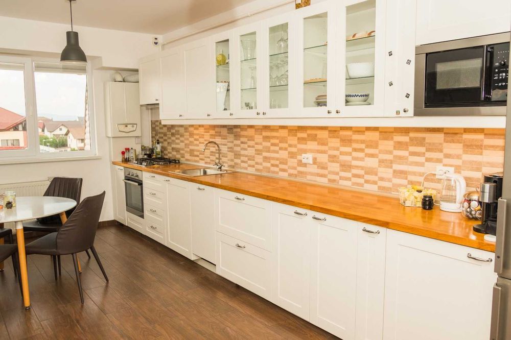 Apartament premium cu 3 camere. Zona Tractorul.