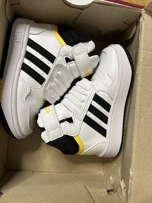 Продавам детски маратонки Adidas