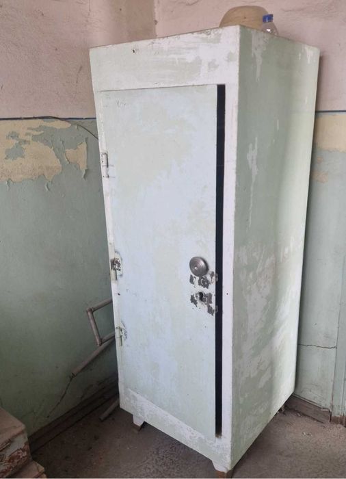 Советский  сейф и металлический шкафчик