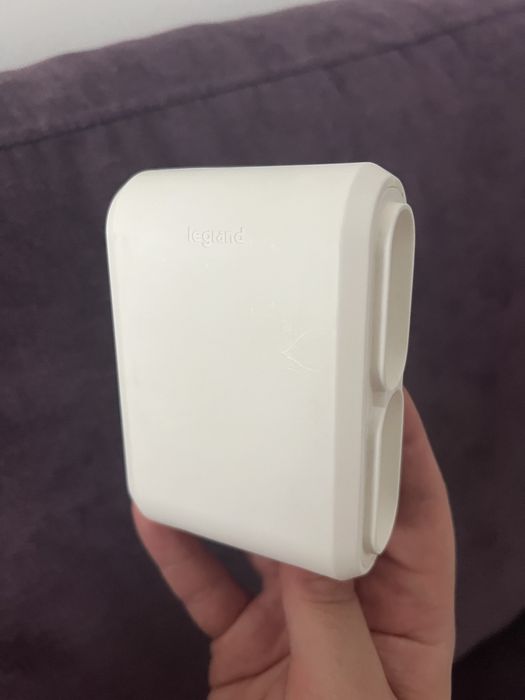 Adaptor 4 prize Legrand 049400, 6 A, alb, contact de protectie, protectie copii, iesiri laterale