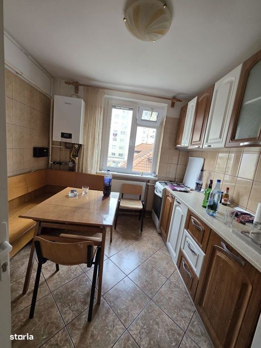 De vanzare apartament cu 3 camere, 2 bai, balcon, situat ultracentral