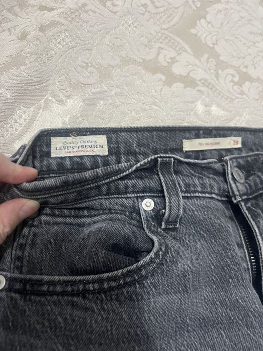 Продам джинсы левис
