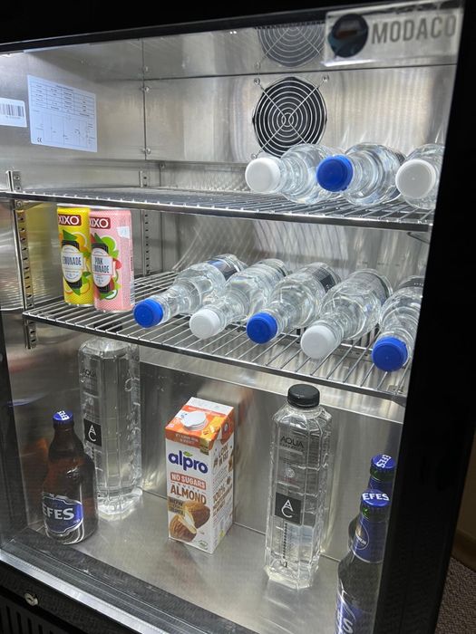 Vitrina frigorifica tip minibar cu usa de sticla