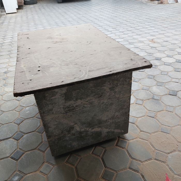 Будка для собаки деревянная.