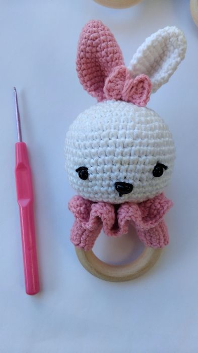 Различни плетени бебешки играчки