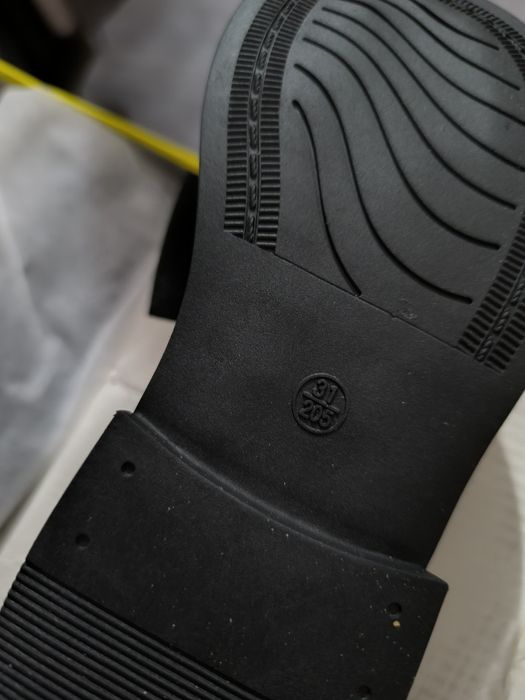 Продам школьные туфли