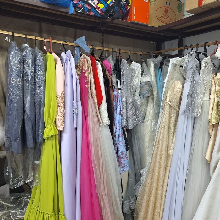 Арзан бағамен киімдер сатылады.