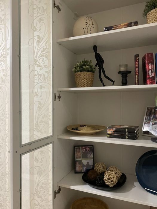 Шкаф - витрина (практически новый)