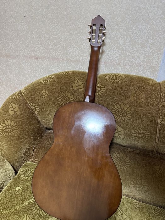 Продаётся классическая гитара Yamaha C40