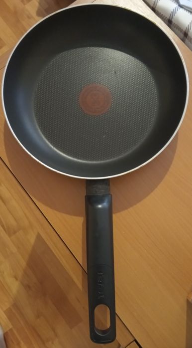 Set 3 tigăi antiaderente cu capac  folosite ,in stare foarte buna
