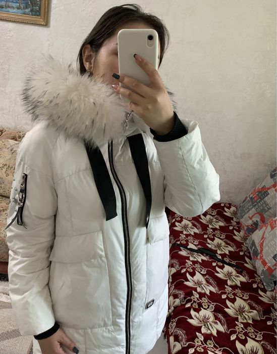 Белый пуховик