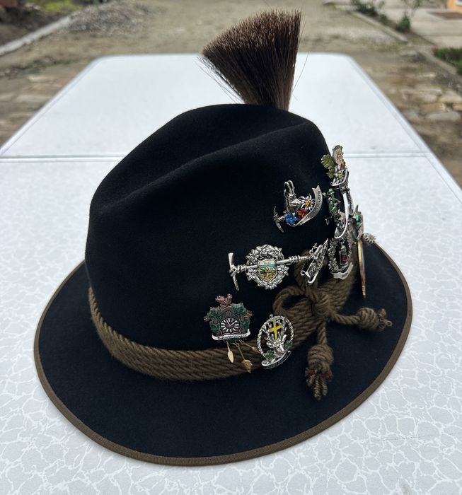 Palarie vanator cu 14 insigne