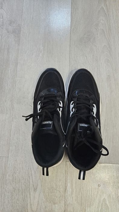 2 пары новых кроссовок