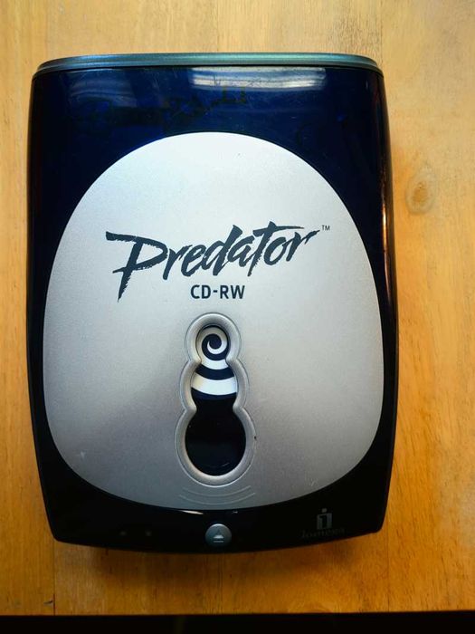 Iomega Predator USB CD-RW extern - pentru citit și "ars" CD-uri