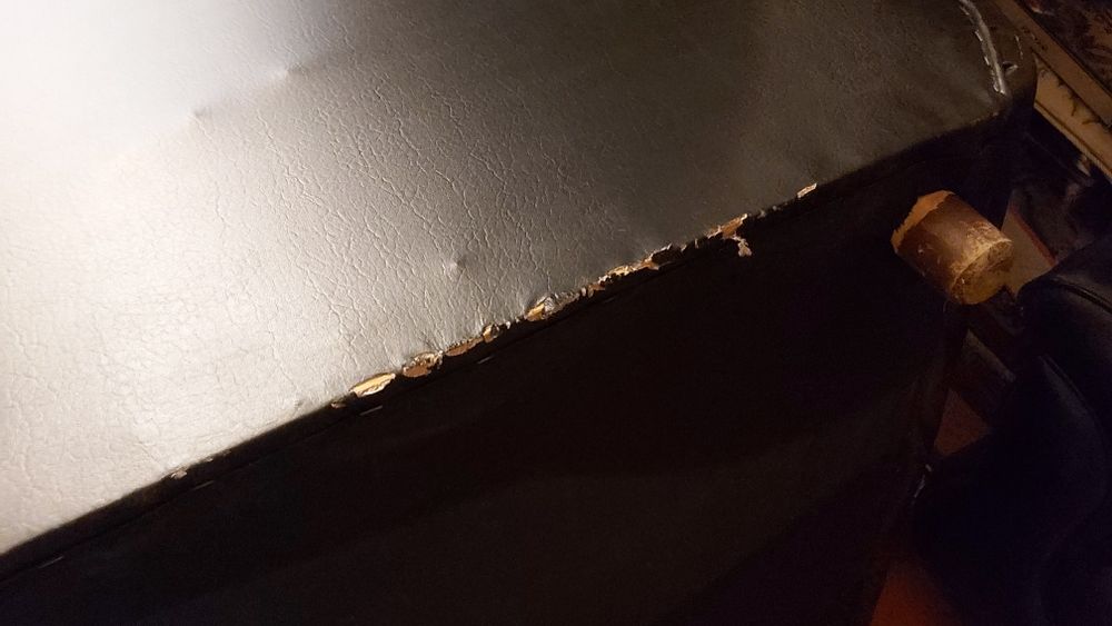 2 кожаных кресла