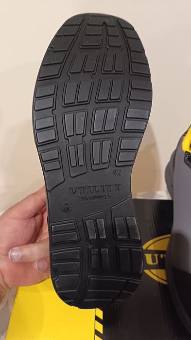 Продавам  работни обувки diadora