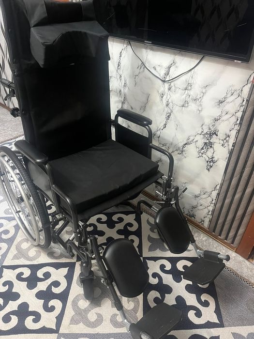 Продам инвалидную кресло-коляску Silver 110