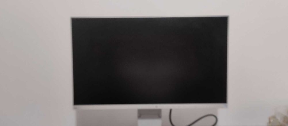 Монитор за работа, забавление и гейминг.