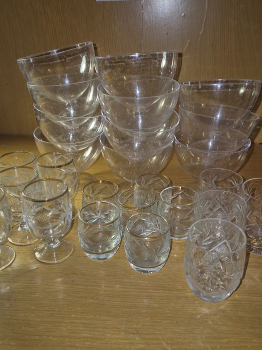 Отдам рюмки и креманки