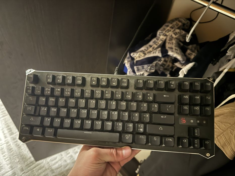 Logitech клавиатура