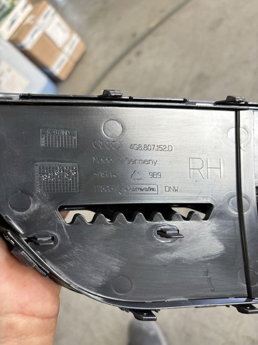 дясна решетка в бронята на audi A7 4G//4G8807682K