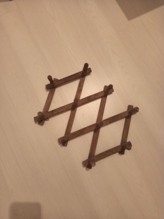 Малка стара дървена закачалка.