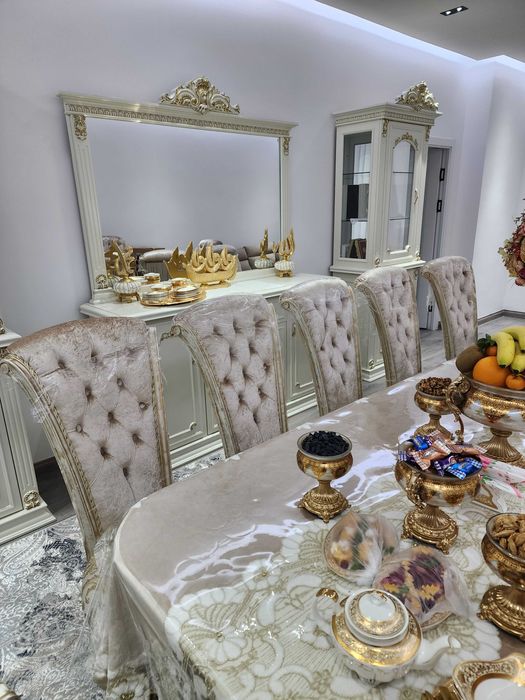 Продаётся столь и стулья 12 персоны пенал и комод + сундук