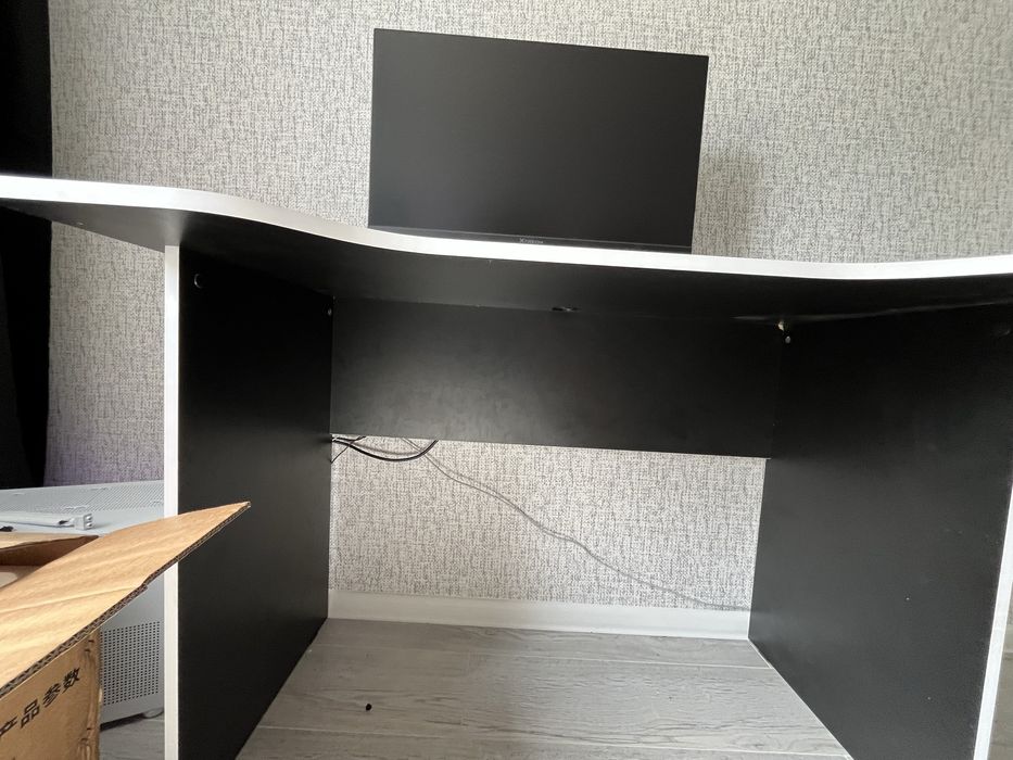 Стол компьютерный с вырезом