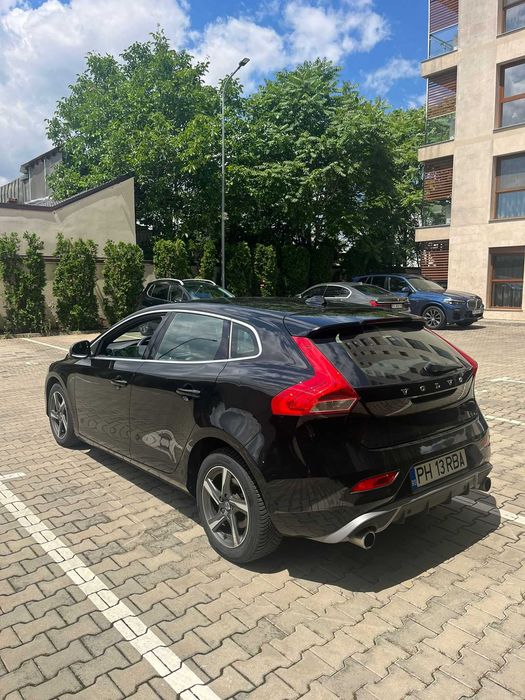 Volvo v40 R line design