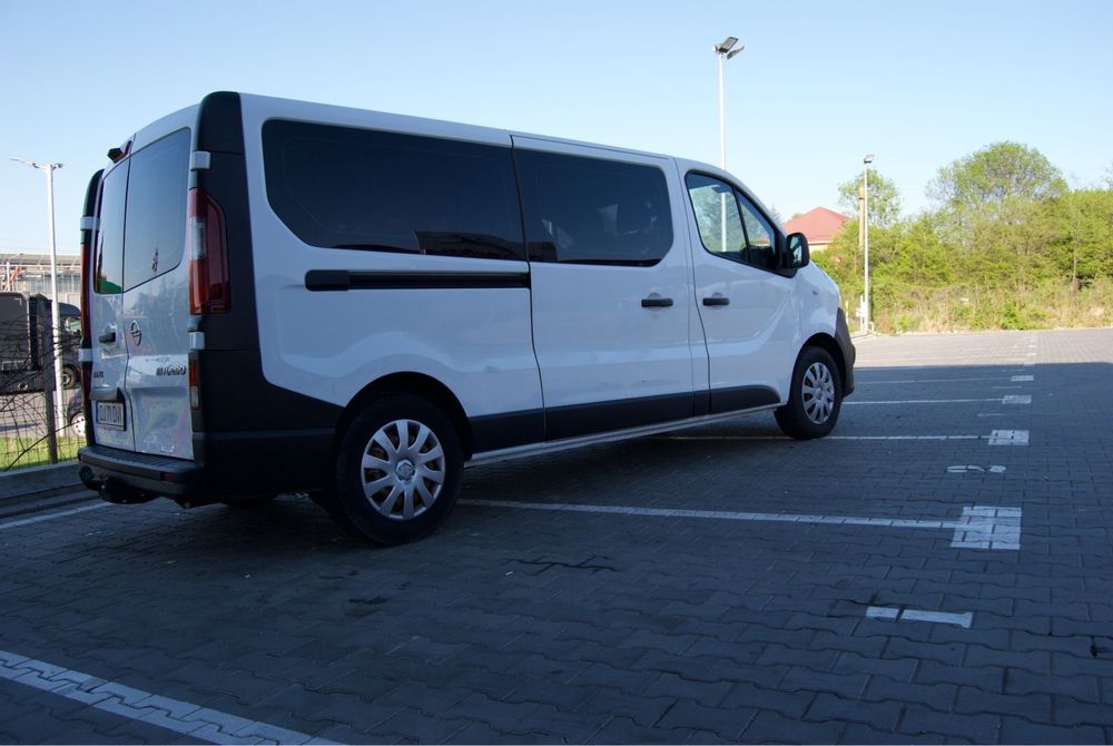 Închiriere microbuz 8+1