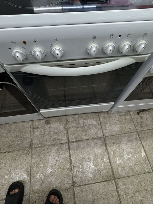 Готварска печка керамични котлони ZANUSSI
