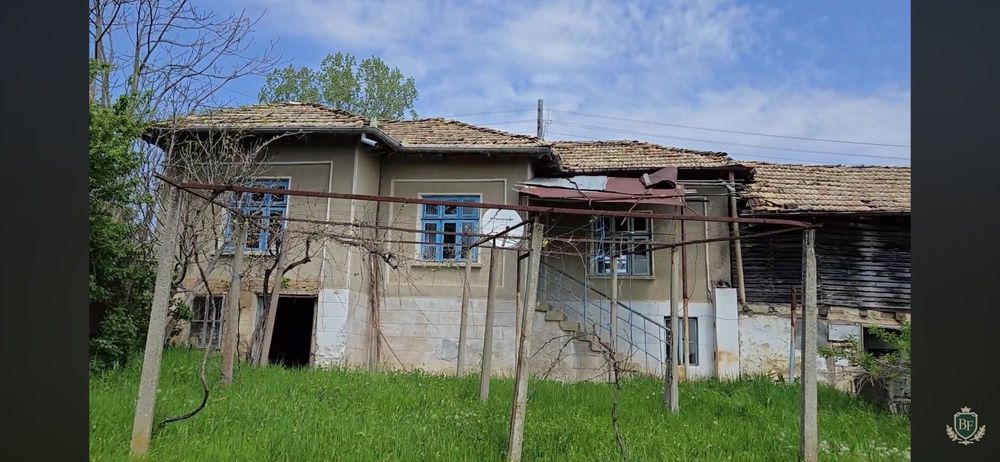 Къща с голям двор в село Конак