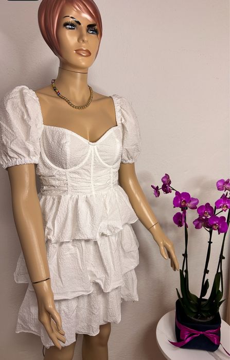 Rochie albă PrettyLittleThing cu etichetă