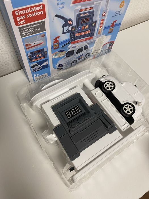 Бензиностанция и кола със звукови и светлинни ефекти