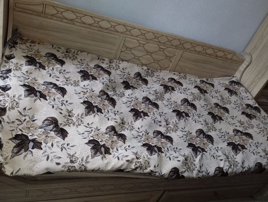 Продам спальный гарнитур.