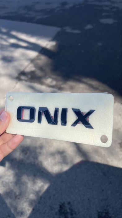 Onix Chevrolet emblema Redline