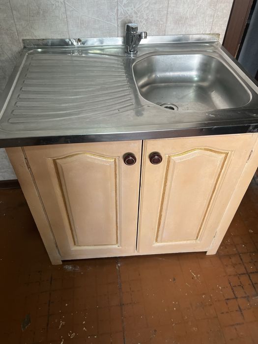 Продается кухонная мойка с тумбой и сместителем в хорошем состоянии