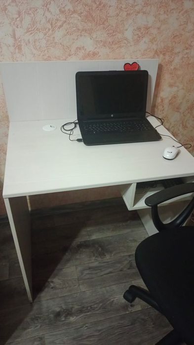 Удобный компьютерный/офисный стол