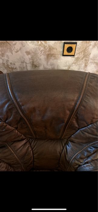 Луксозни кожени фотьойли от масивно дърво – 2 бр.,