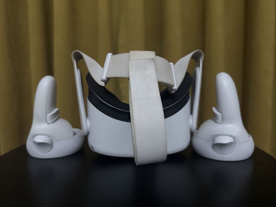 Meta Quest 2 със 2-та им Джойстика (VR)