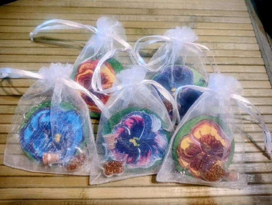 Рисувани ключодържатели със семенца на теменужки  - за 8 март