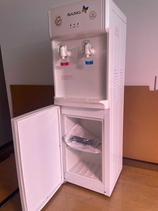 Диспенсър за студена и топла вода с компресор